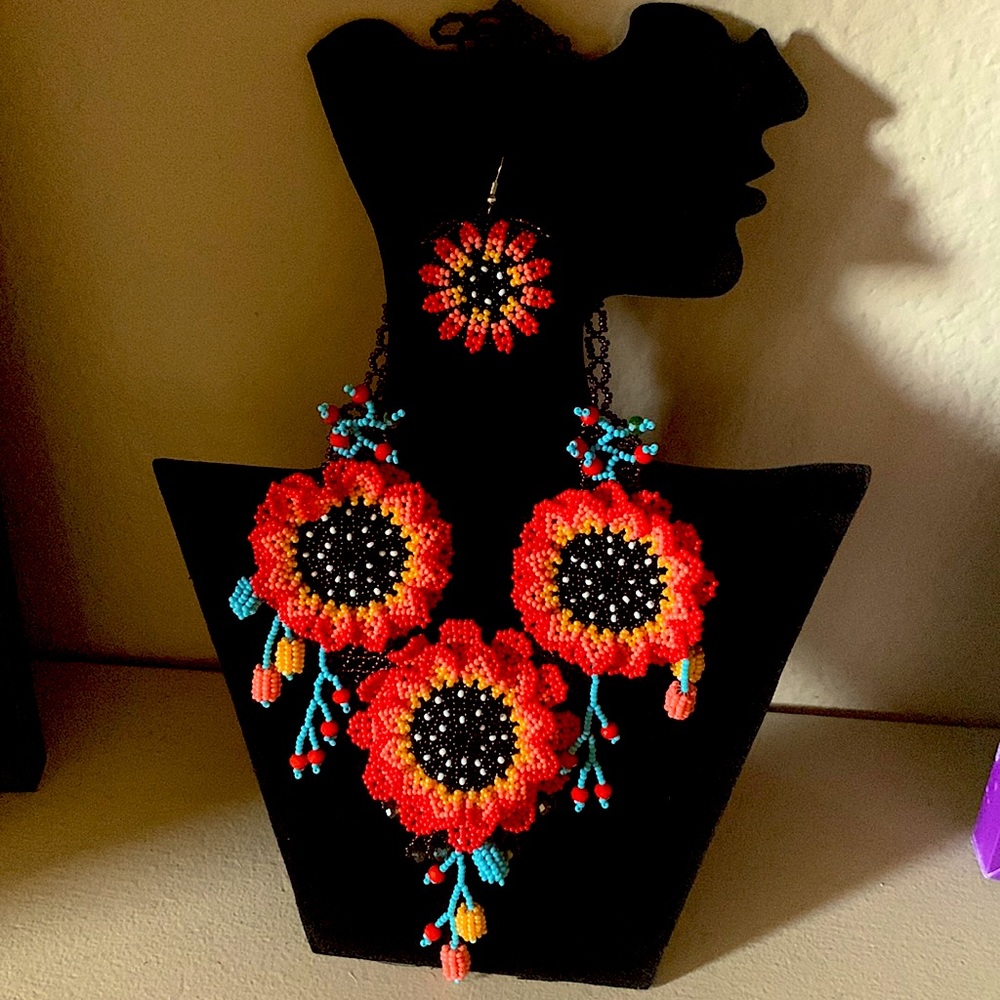 NWOT Beaded necklace